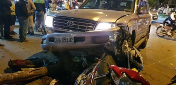 Xe Land Cruiser gây tai nạn liên hoàn ở đường Nguyễn Chí Thanh, 6 người nhập viện